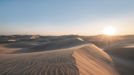 沙漠日出的雄浑之美