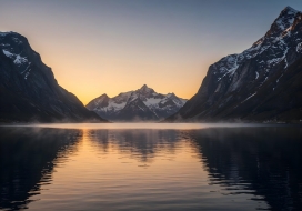 山水间的落日湖景
