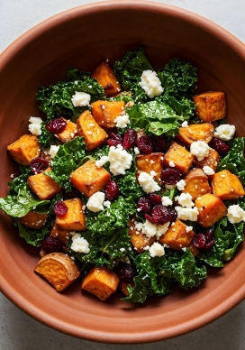 美味健康的红薯羽衣甘蓝沙拉