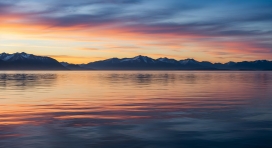 晨雾笼罩下的青瓦白墙江南古巷