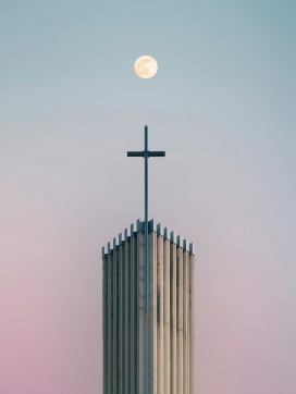 教堂尖顶与满月的静谧画面