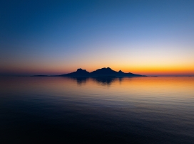 日出时分的山水倒影美景