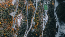 秋日山林间蜿蜒公路的航拍盛景