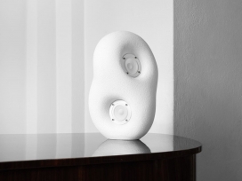 看起来就像放在画廊里雕塑的石头般扬声器