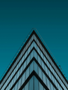 玻璃幕墙建筑锐角美学与深蓝天空的视觉碰撞