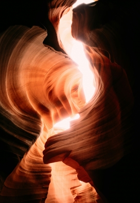 羚羊峡谷光影交织的红砂岩地质艺术奇观