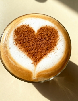 暖光下的爱心肉桂咖啡：绵密奶泡的治愈系饮品
