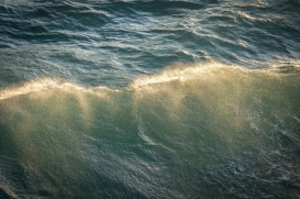 鎏光海浪图景：金芒衬映下的碧浪涌动态自然视觉