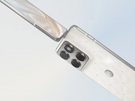 采用施华洛世奇饰钉彰显潘通2026年色彩的摩托罗拉EDGE 70手机