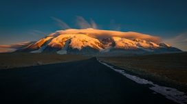雪域公路暮色全景：日照金山与苍茫荒原的极致风光摄影