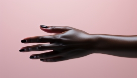 粉调背景下的黑亮美甲特写：质感肌肤与极简美甲的时尚美学摄影