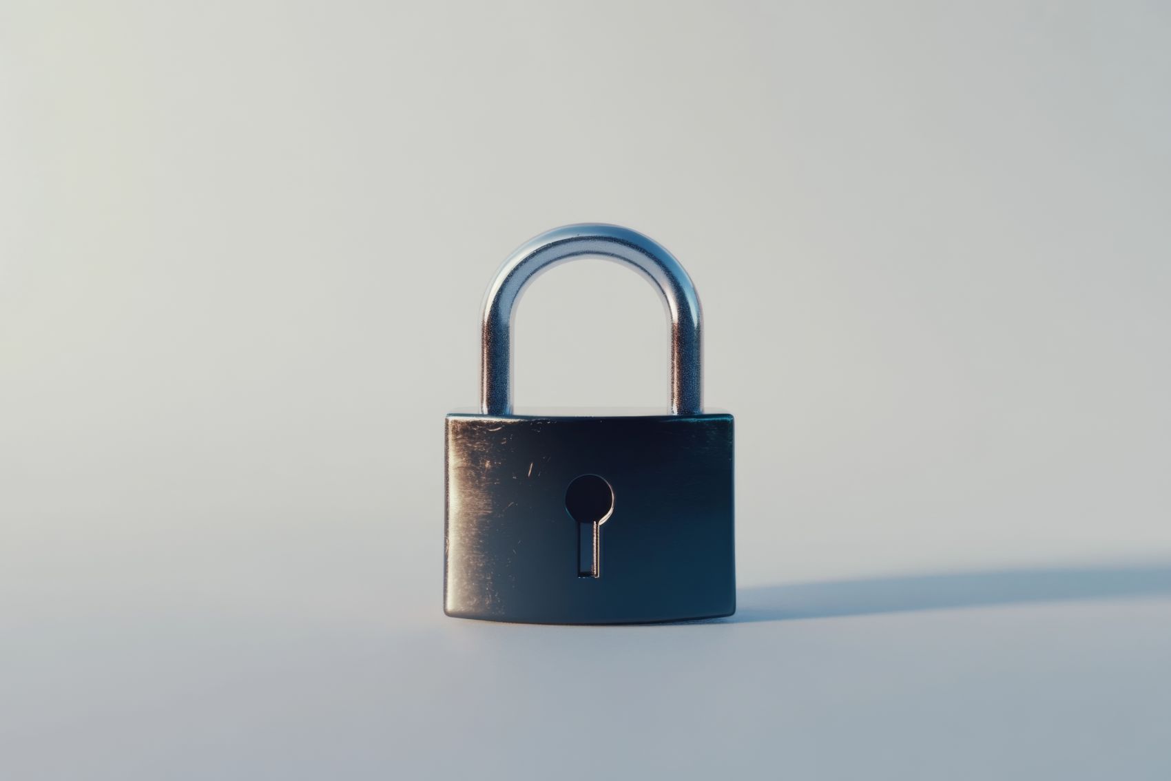 冷钢守护:金属挂锁的极简视觉呈现图片