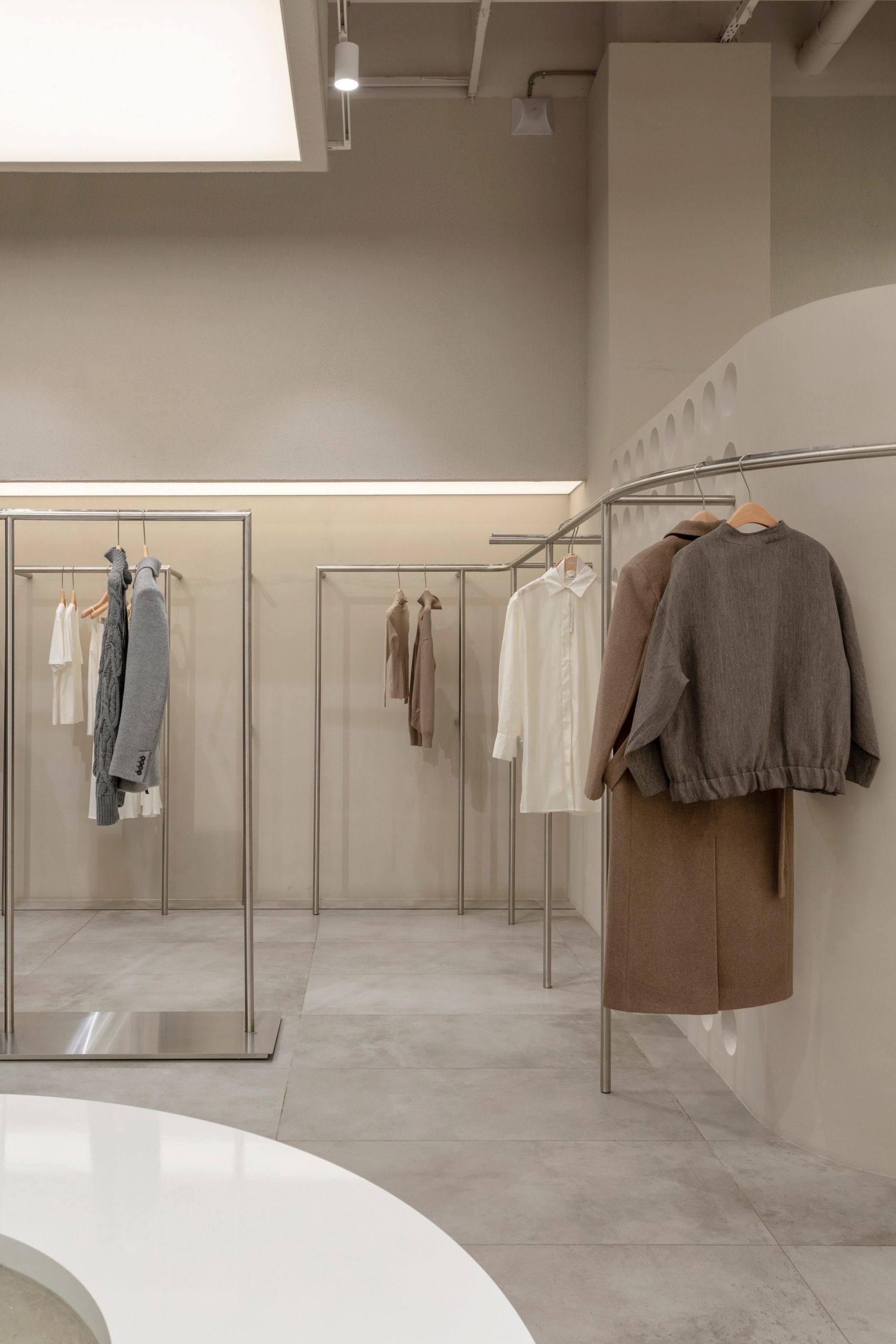 素简序章-极简主义女装店的空间美学呈现图片