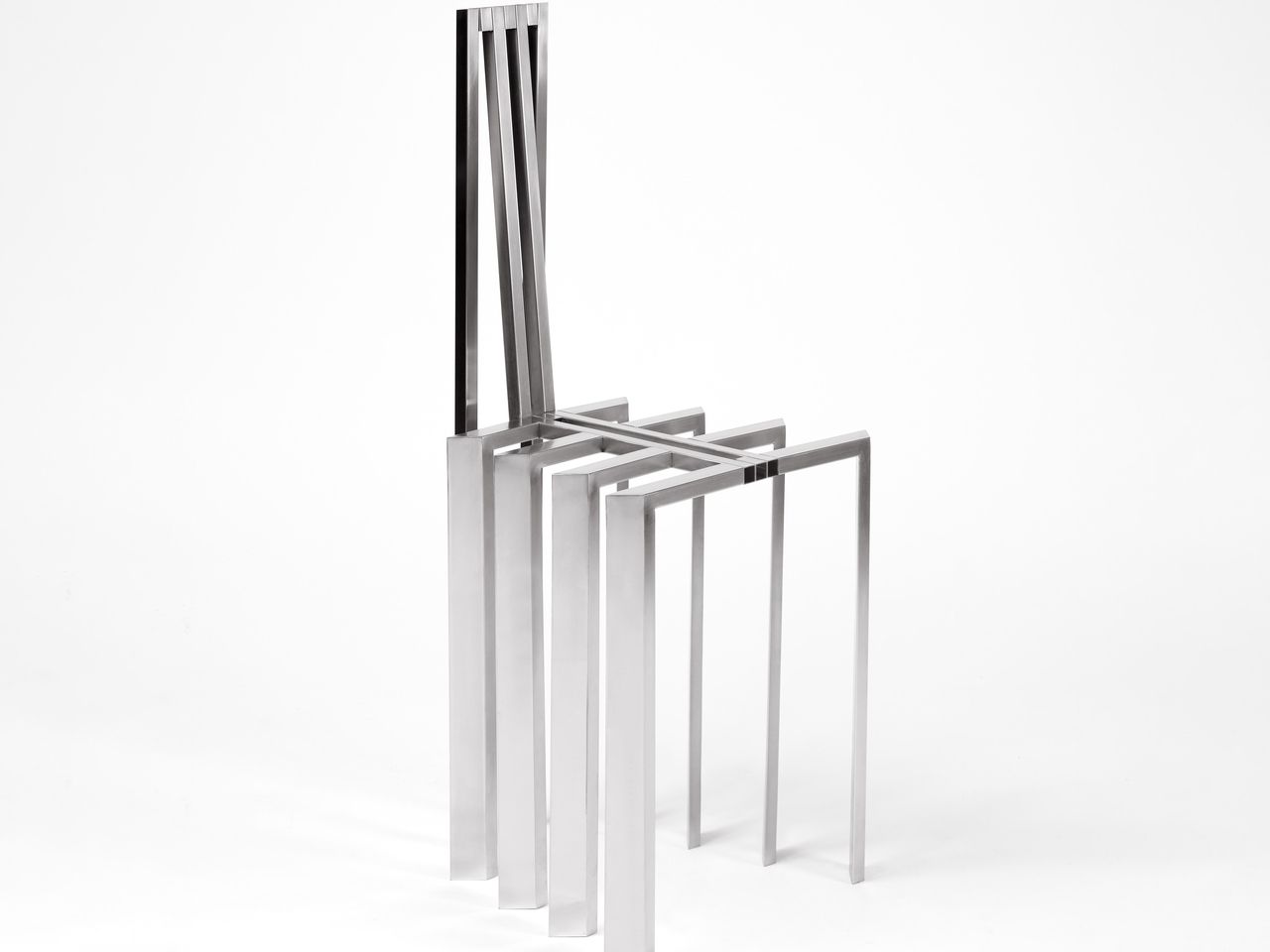 看起来像置身于凉棚之中的钢椅和灯图片