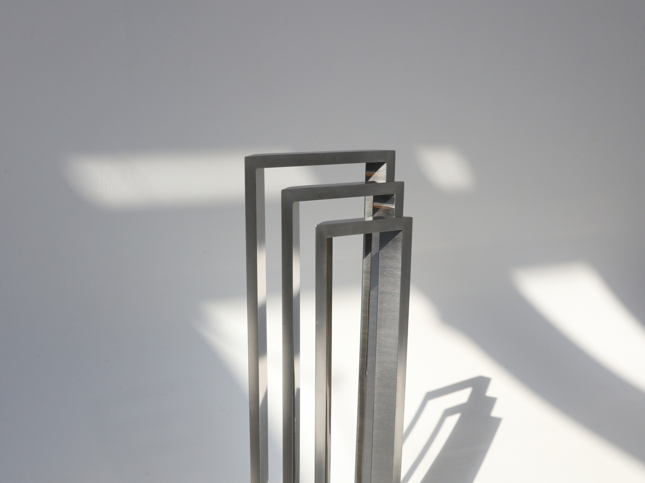 看起来像置身于凉棚之中的钢椅和灯---酷图编号11