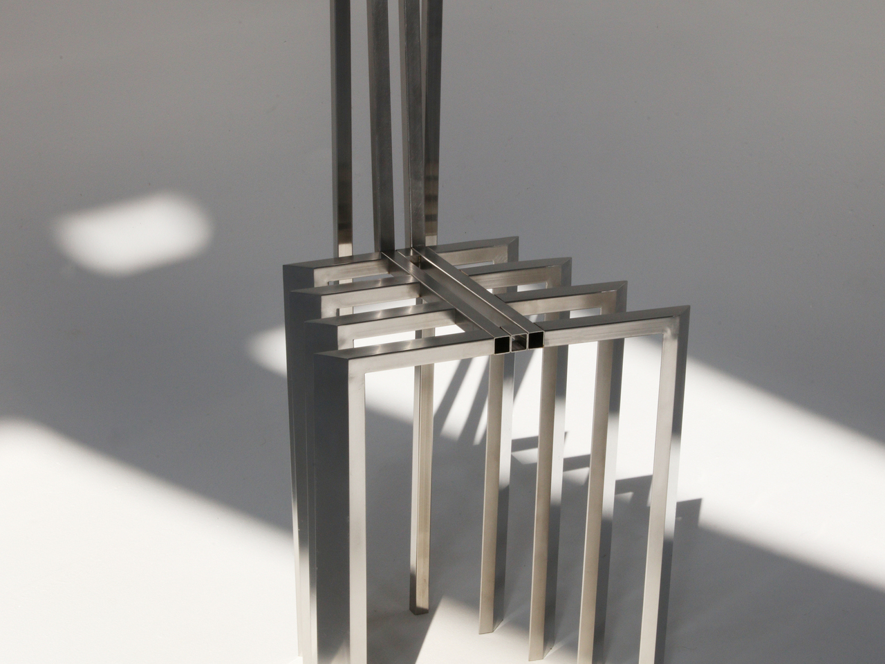 看起来像置身于凉棚之中的钢椅和灯---酷图编号9