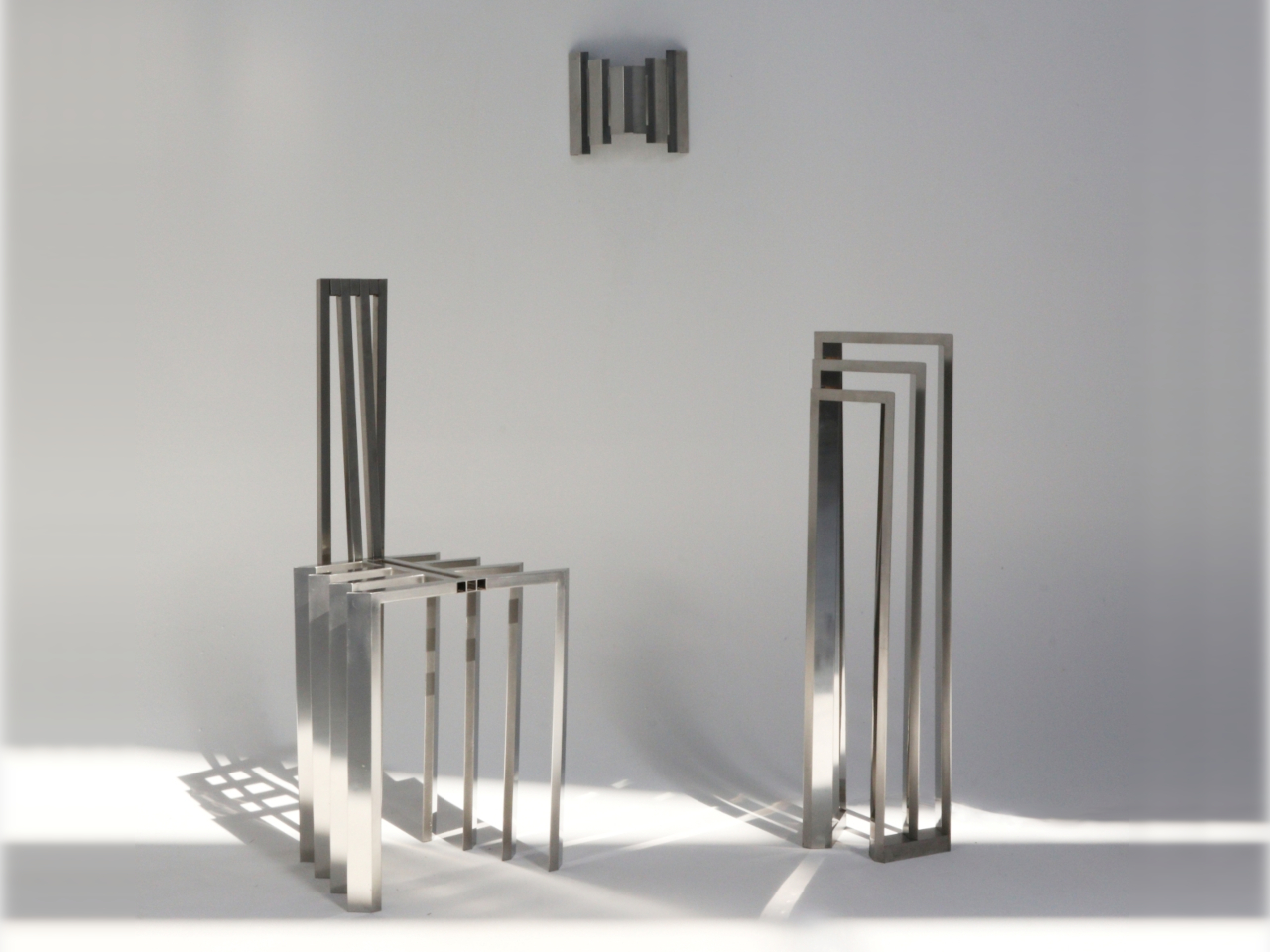 看起来像置身于凉棚之中的钢椅和灯---酷图编号6