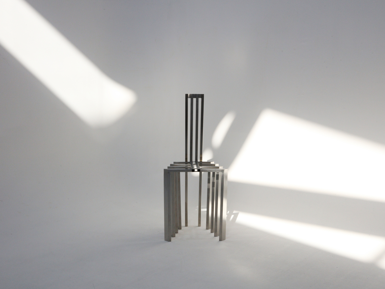 看起来像置身于凉棚之中的钢椅和灯---酷图编号4