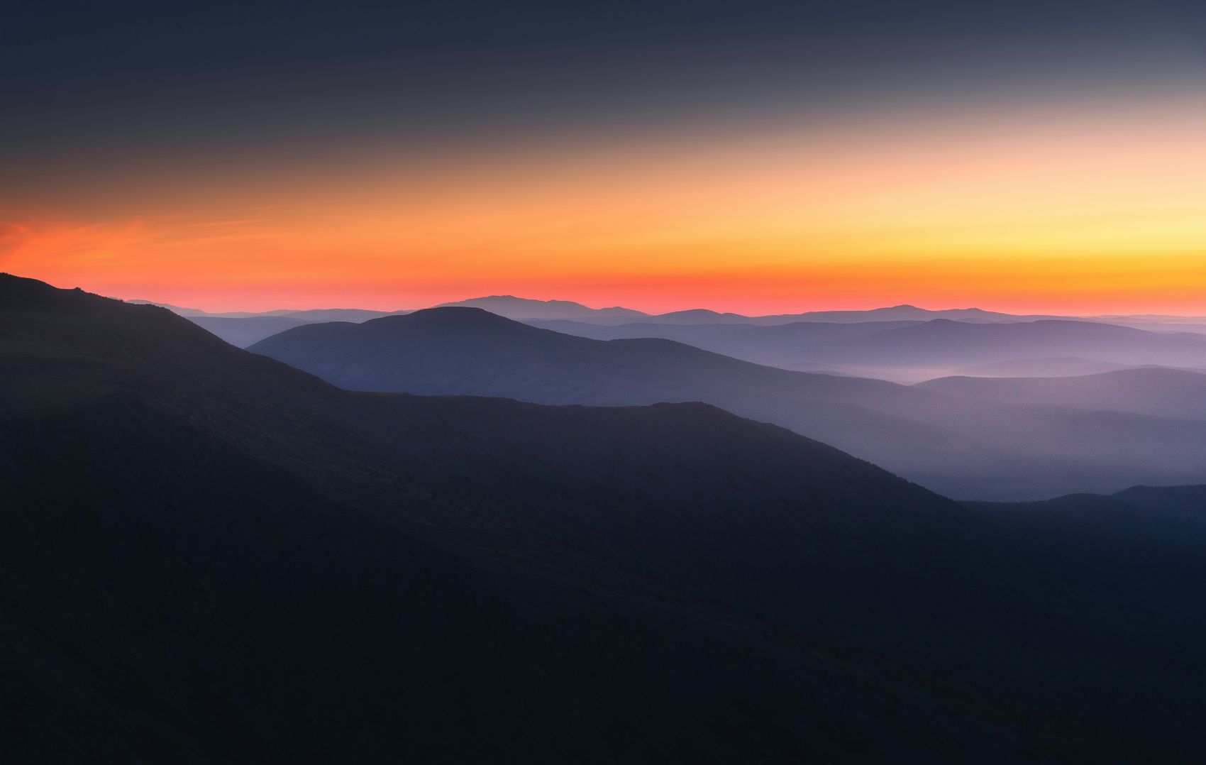 层峦叠嶂 - 晨昏时分的远山剪影图片
