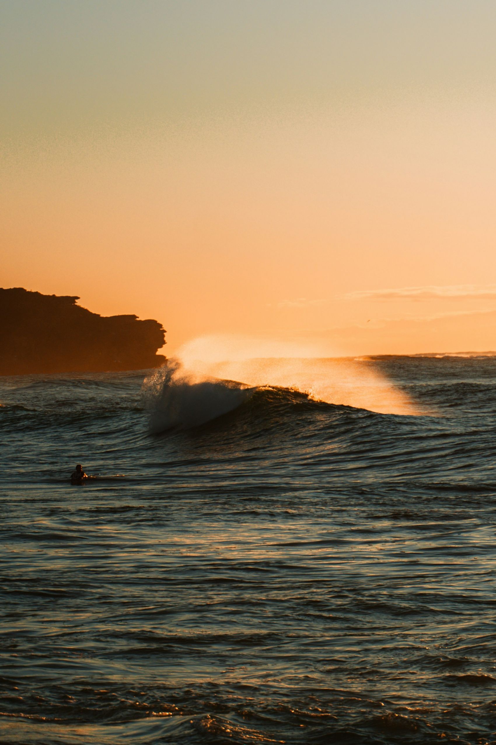 橙光逐浪 海岸落日潮汐景致图片