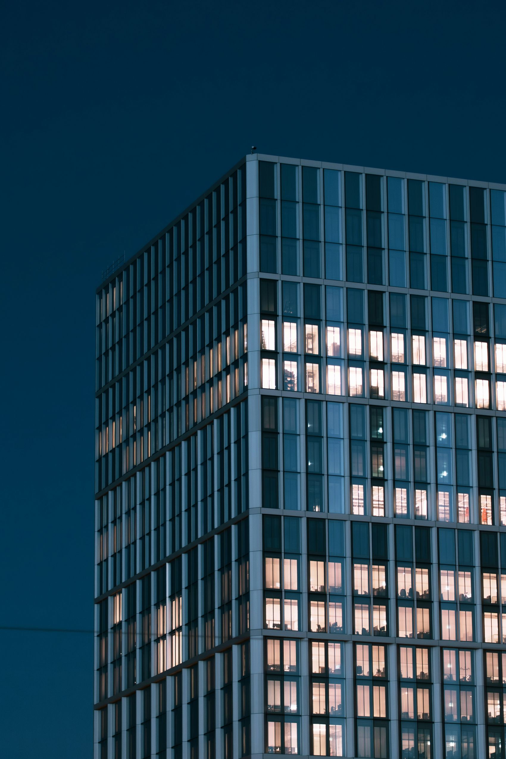 暗夜写字楼 都市肌理特写图片