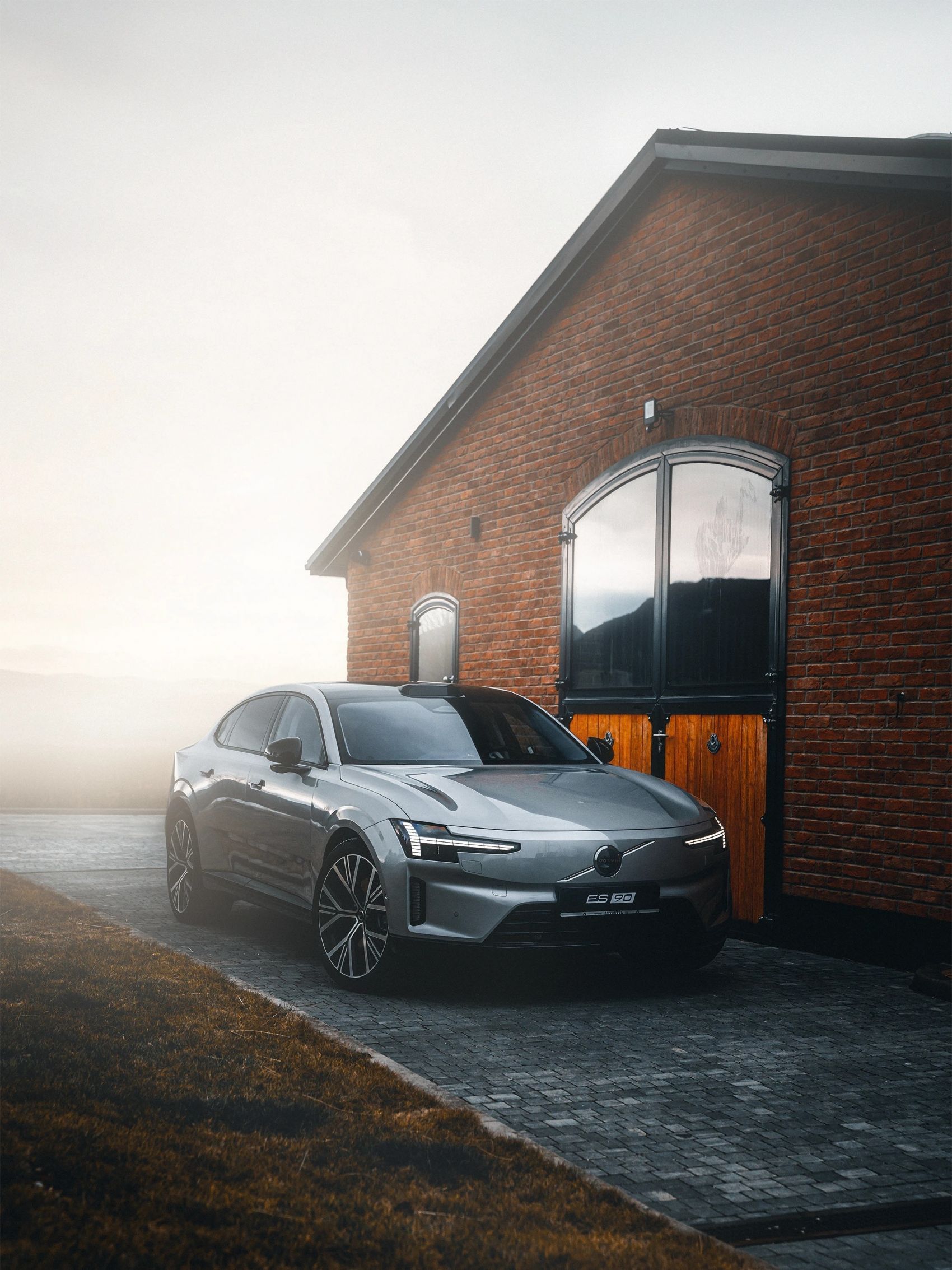 Volvo ES90 __沃尔沃 ES90 晨雾红砖建筑汽车摄影素材图片