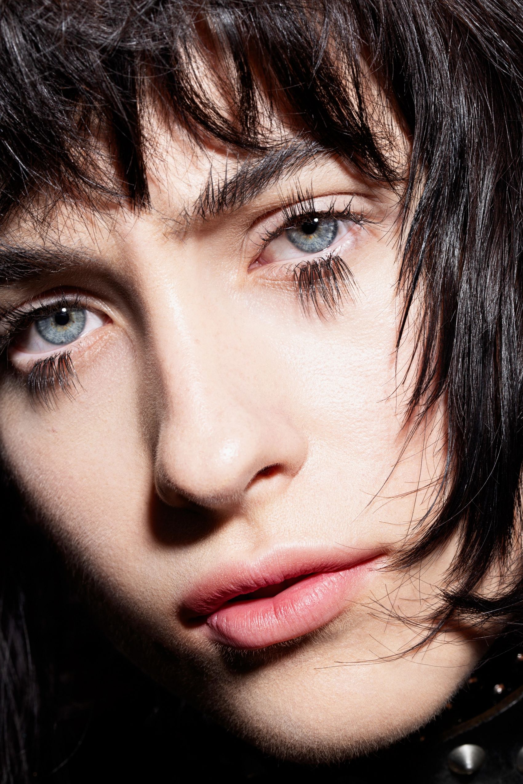 暗黑风美妆大片系列 朋克气质与冰蓝眼眸交织个性图片