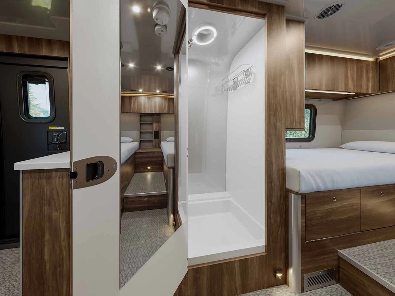 奔驰阿特拉斯25RT重新定义了经典的双人房车---酷图编号6