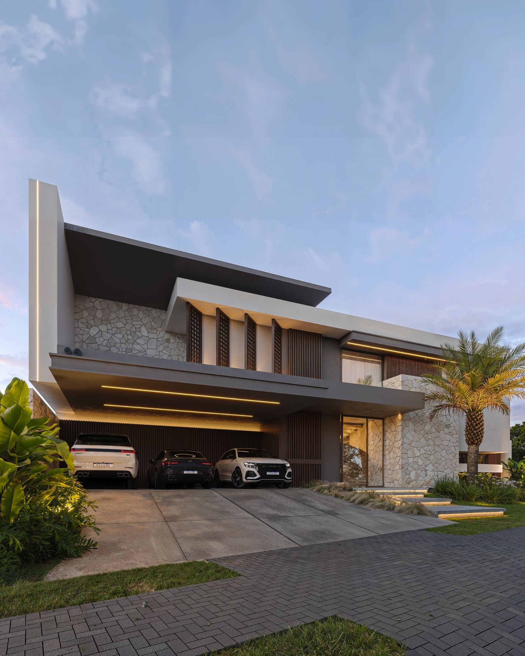 现代轻奢别墅全景 热带绿植与流水庭院演绎度假风豪宅图片