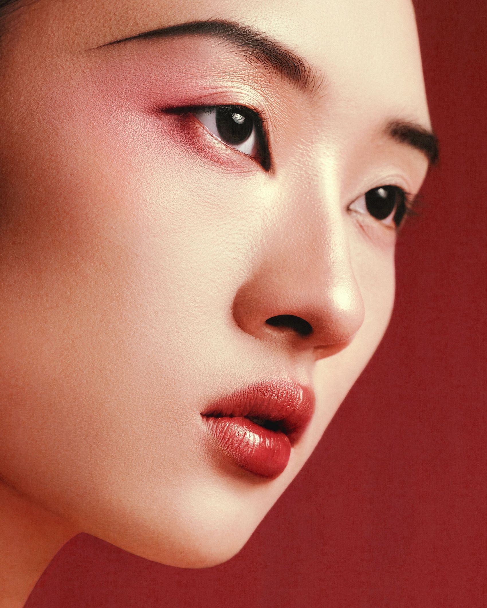 Đẹp杂志-东方红调人像美学 传统与先锋碰撞演绎多元女性力量图片