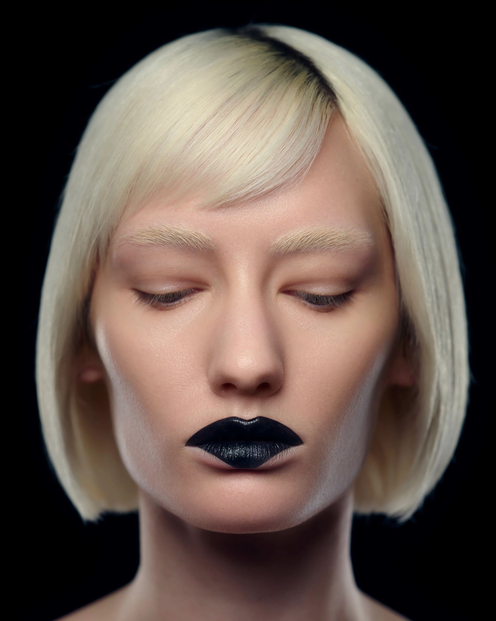 Beauty retouching -先锋美妆造型特写 黑唇金发打造时尚彩妆创意大片图片