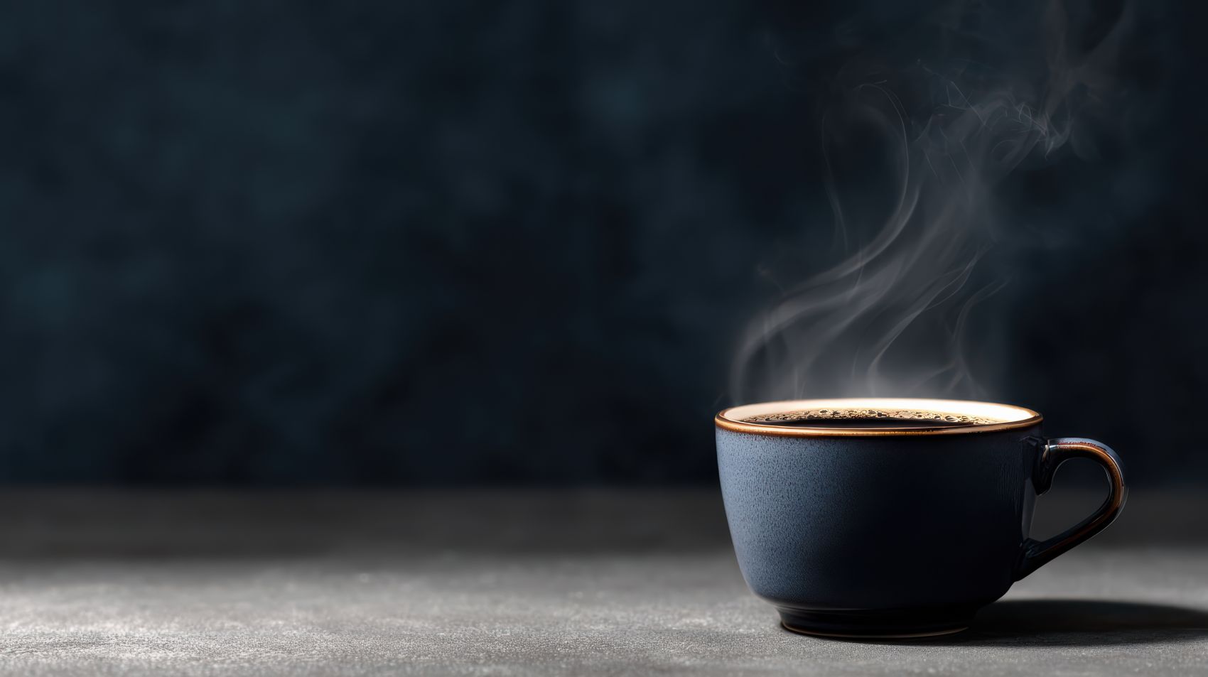 热咖啡特写 蓝杯金沿定格晨间治愈时刻图片