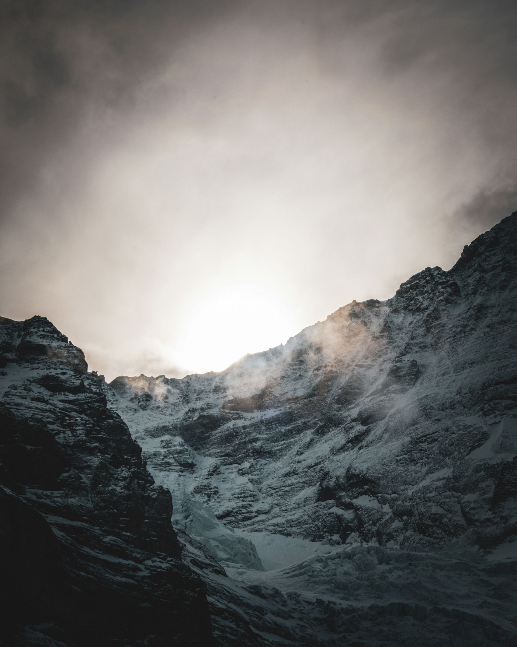 雪山日出光影风景图片