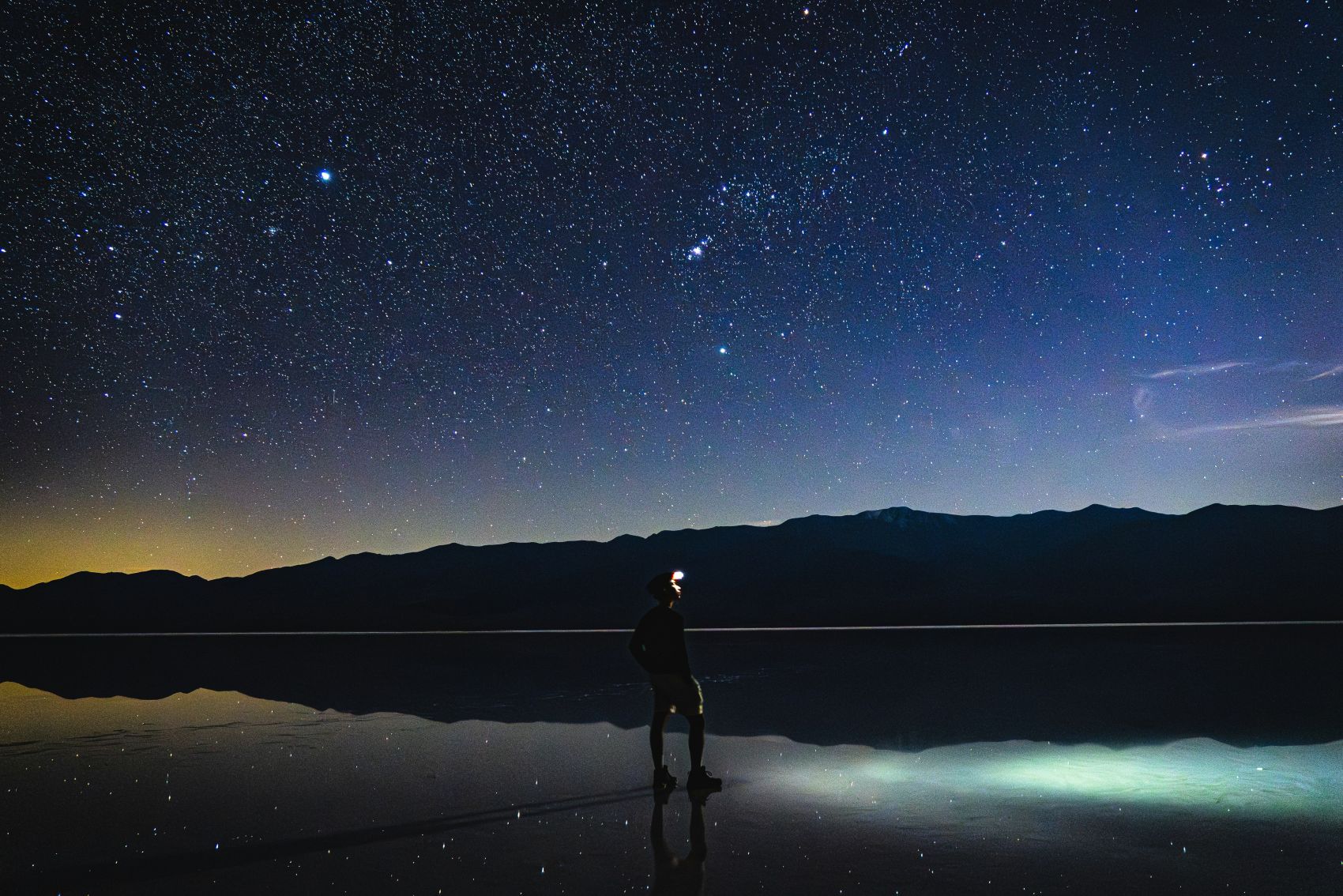 星空倒影下的凝望者图片