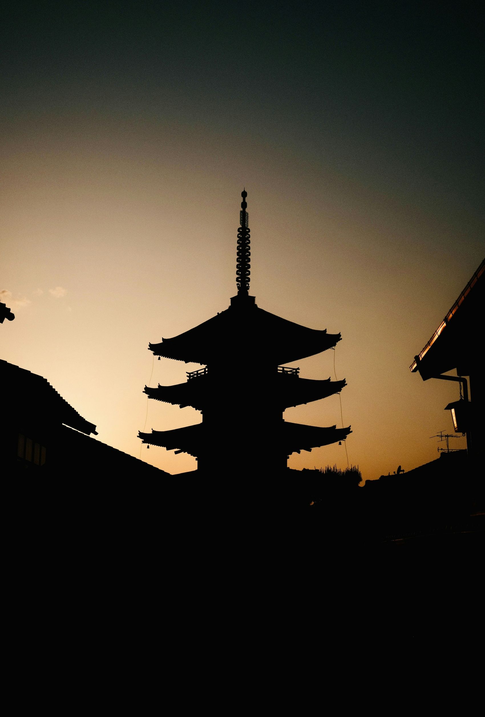 京都日式古塔黄昏剪影风光图片