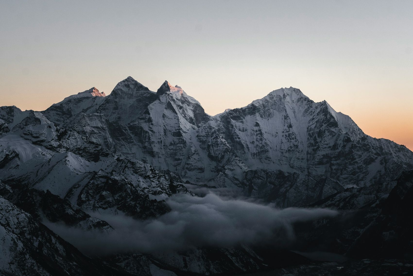 喜马拉雅雪山日出光影风光摄影图片
