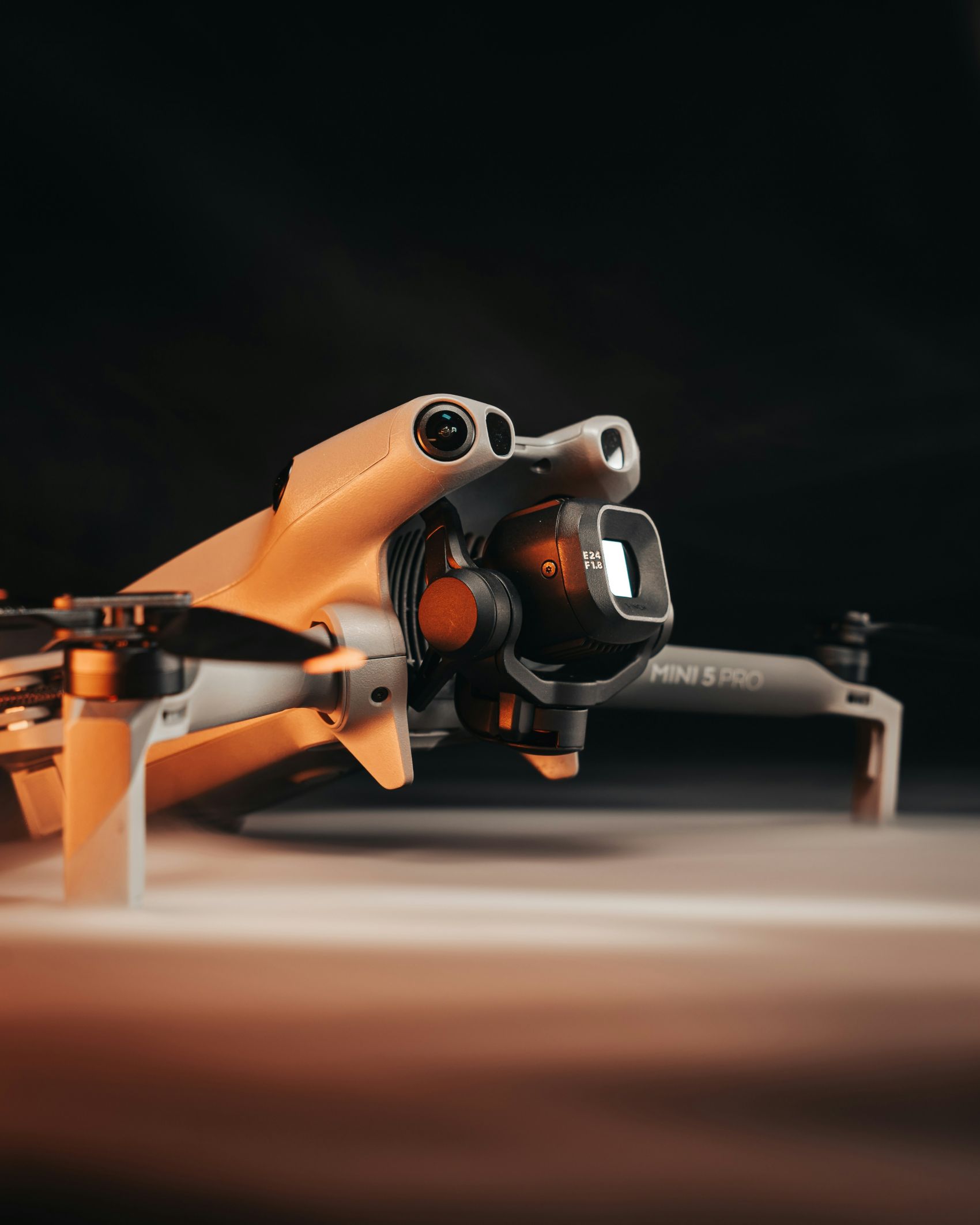 DJI MINI 5 PRO 无人机产品商业摄影 暖调数码科技静物大片图片
