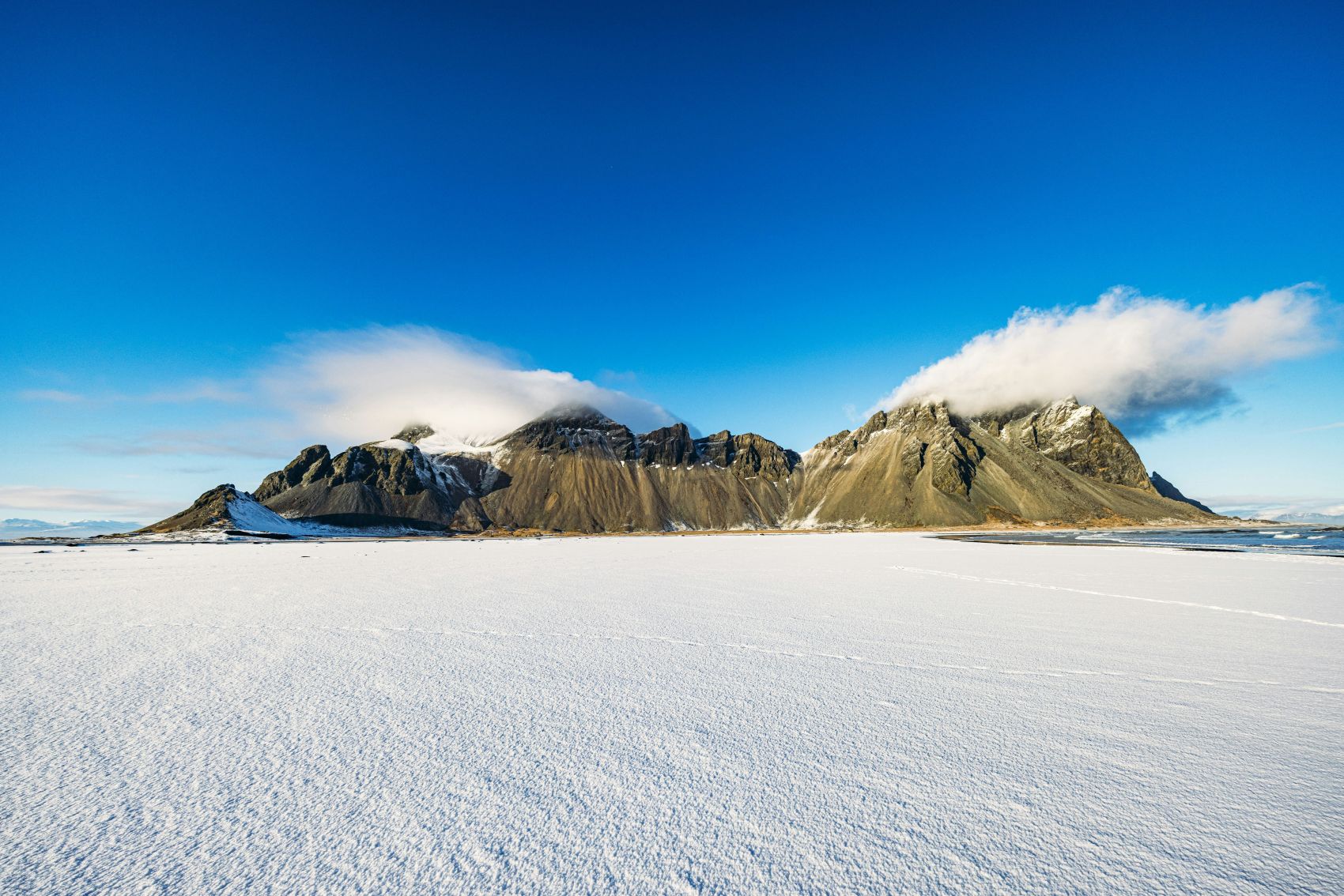 冰岛蝙蝠侠山雪原绝景 荒原山海极致自然风光图片
