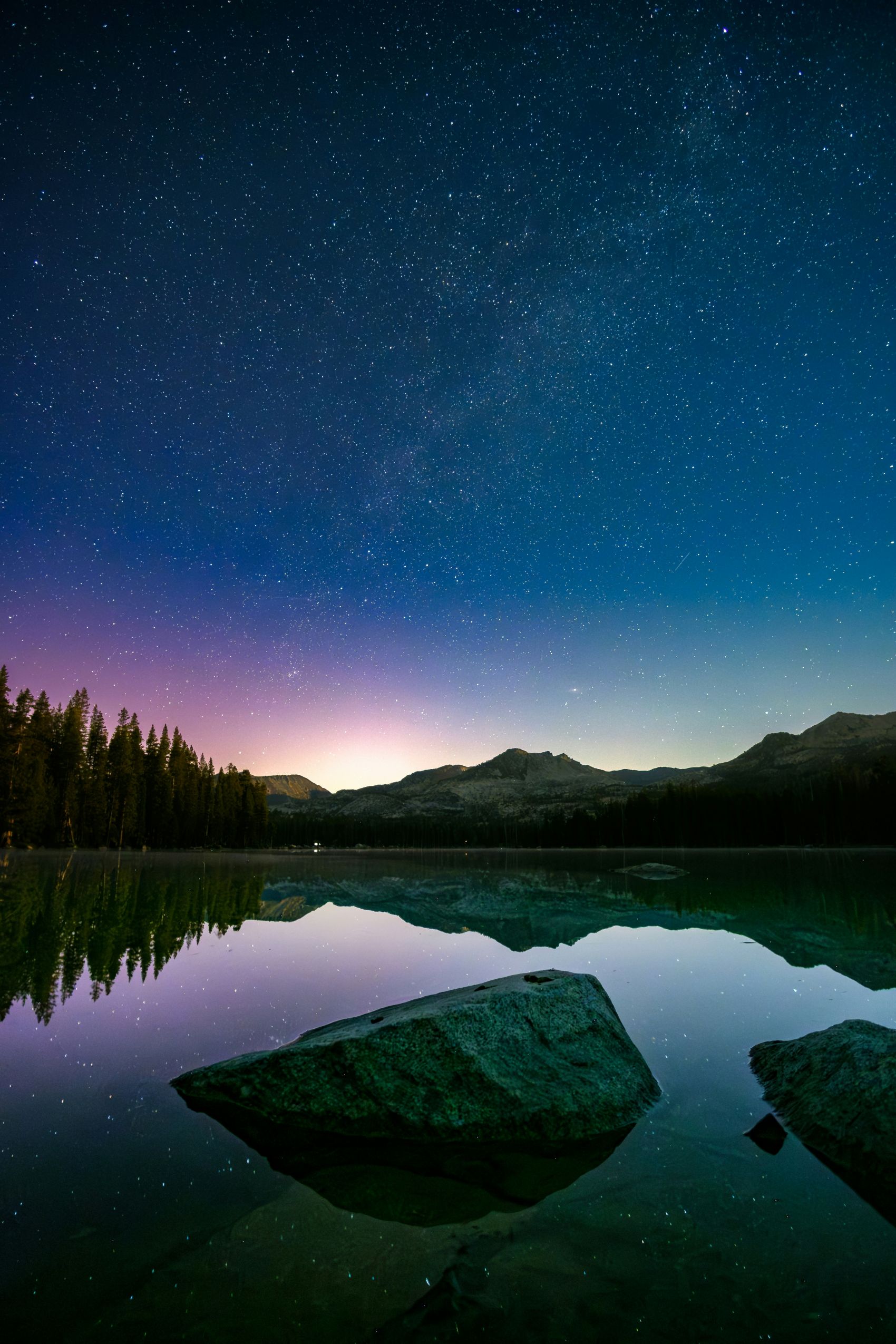 湖畔星河暮色镜像 山林湖泊星空治愈夜景图片