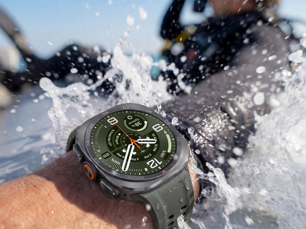 比苹果手表ultra3更薄电池仍增长了35%的三星GALAXY WATCH ULTRA2手表---酷图编号2