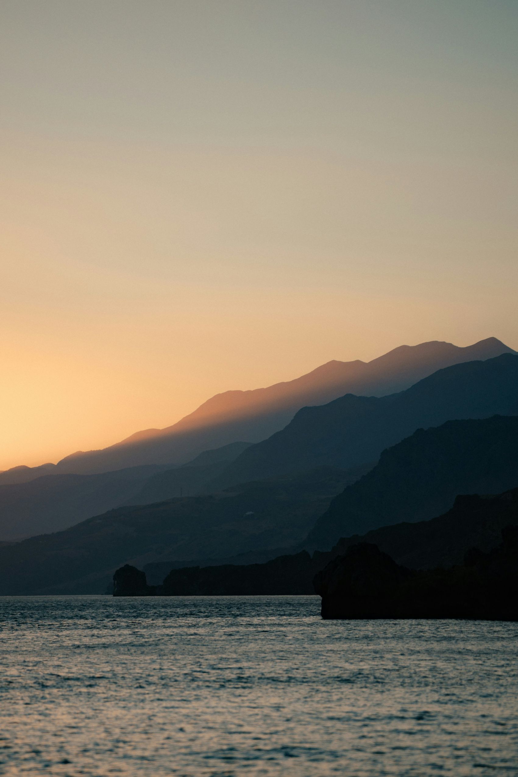 黄昏时分层叠山海海面自然风光摄影图片