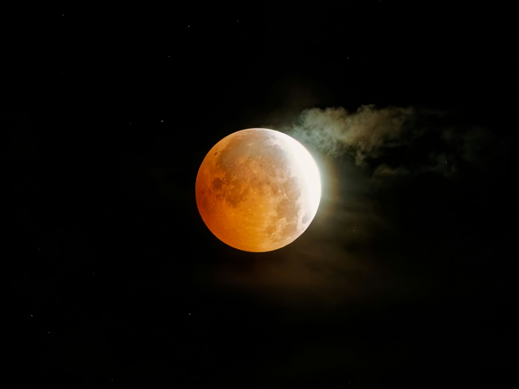 暗夜夜空云雾环绕的红月血月天文摄影图片