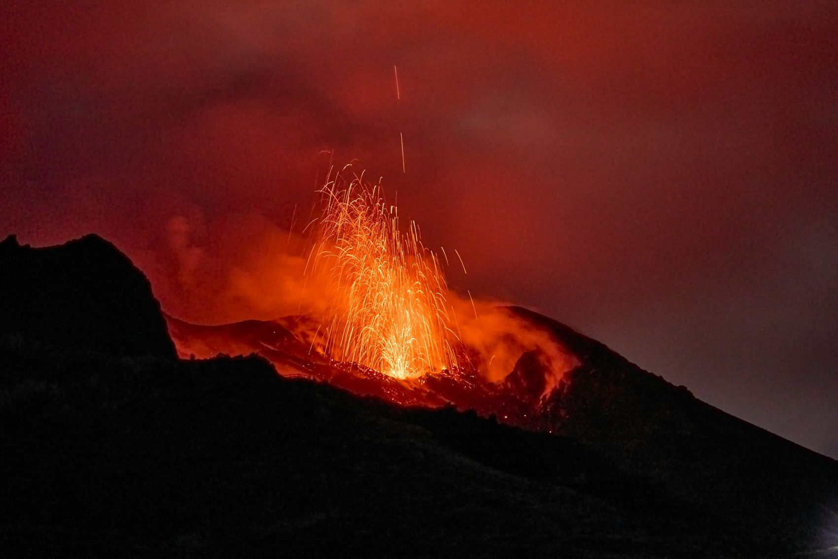 暗夜火山喷发震撼自然纪实摄影图片
