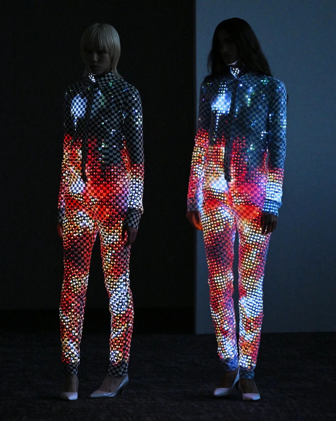 ANREALAGE E‑INK 电子墨水时装 巴黎时装周可变色鳞片服饰---酷图编号1