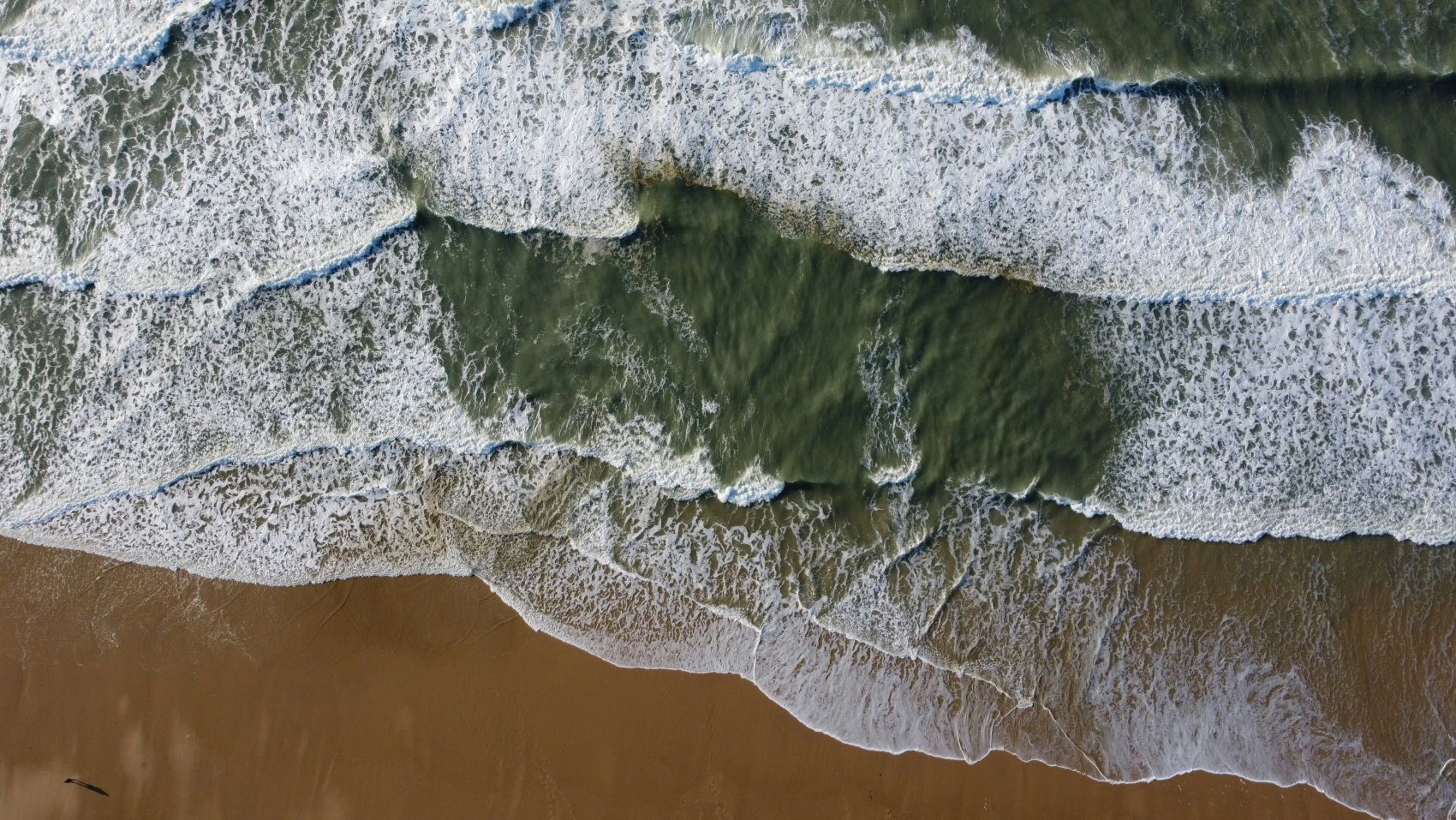 高空俯视海岸海浪拍打沙滩 大海自然风光航拍摄影图片