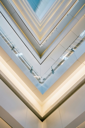 几何对称的建筑中庭：光影交织的现代空间视觉摄影