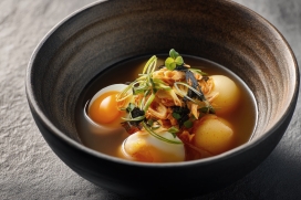 精致日式汤品特写：溏心蛋与配料点缀的暖汤美食摄影