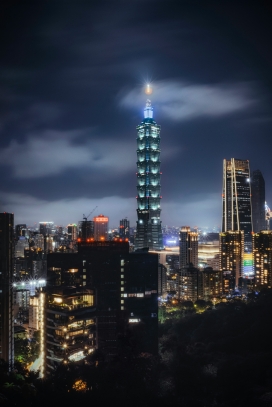 中国台北101夜景：夜幕下璀璨发光的城市地标建筑摄影