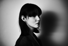 黑白人像特写：光影勾勒的冷调气质肖像摄影