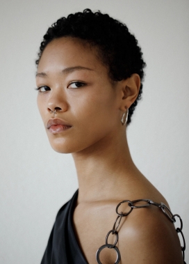 KAYA-黑绸棱光：先锋时装里的冷调质感叙事